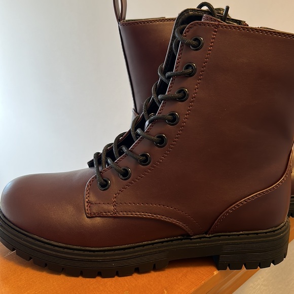 NWT Women’s Burgundy Leather Boot, Size 7.5 Style Raindeer Boot - Picture 6 of 8